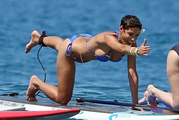 Nicole Murphy, sexy et souple, tourne l'émission de télé-réalité Hollywood Exes sur une plage d'Hawaï. Le 23 février 2014.
