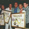 Alliage reçoit un disque d'or, au Colonial, avec leur producteur Gérard Louvin, le 6 juin 1997.