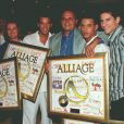  Alliage reçoit un disque d'or, au Colonial, avec leur producteur Gérard Louvin, le 6 juin 1997. 
  