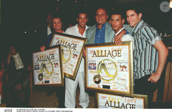 Alliage reçoit un disque d'or, au Colonial, avec leur producteur Gérard Louvin, le 6 juin 1997.
