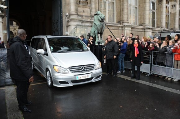 Rihanna quitte l'Hôtel de Ville à l'issue du défilé Balmain. Paris, le 27 février 2014.