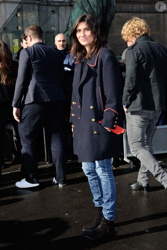 Emmanuelle Alt arrive à l'Hôtel de Ville pour le défilé Balmain. Paris, le 27 février 2014.