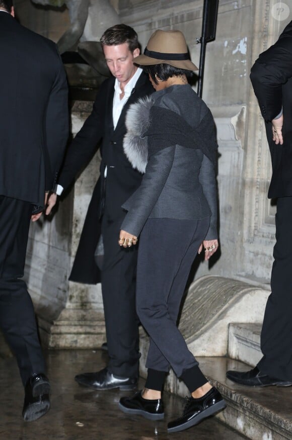 Rihanna quitte l'Ecole Nationale des Beaux-Arts à l'issue du défilé Lanvin. Paris, le 27 février 2014.