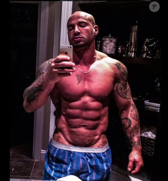 Quentin Elias dévoile ses abdos et ses muscles sur son compte Instagram, en 2014