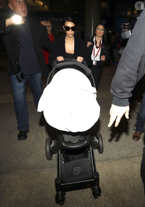 Kim Kardashian, de retour à Los Angeles avec sa mère Kris Jenner et sa fille North. Le 28 février 2014.