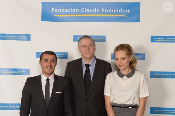 Richard Hutin (directeur général de la Fondation Claude Pompidou) entouré des parrain et marraine de La Fondation Claude Pompidou, Brahim Asloum et Béatrice Rosen à Paris le 26 février 2014