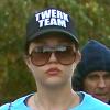 Amanda Bynes se balade avec ses parents et ses chiens à Thousand Oaks, le 7 décembre 2013.