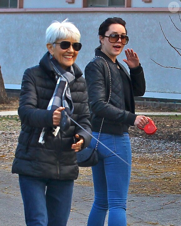 Amanda Bynes se promène avec ses parents à Thousand Oaks, le 6 décembre 2013.