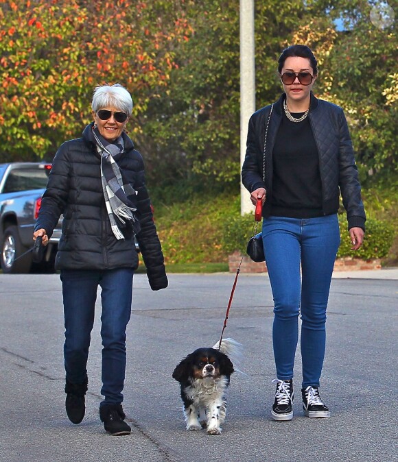 Amanda Bynes se promène avec ses parents à Thousand Oaks, le 6 décembre 2013.