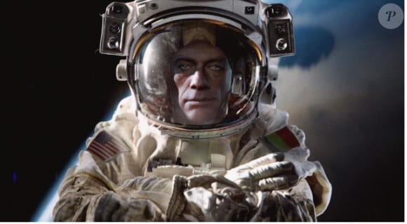 Jean-Claude Van Damme s'apprête à faire le grand-écart dans l'espace, confiant