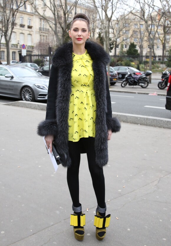 Frédérique Bel arrive au Palais de Tokyo pour assister au défilé John Galliano automne-hiver 2014-2015. Paris, le 2 mars 2014.