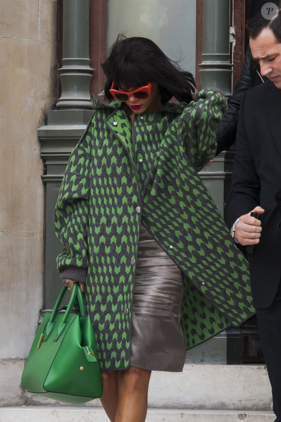 Rihanna quitte l'Opéra National de Paris à l'issue du défilé Stella McCartney. Paris, le 3 mars 2014.