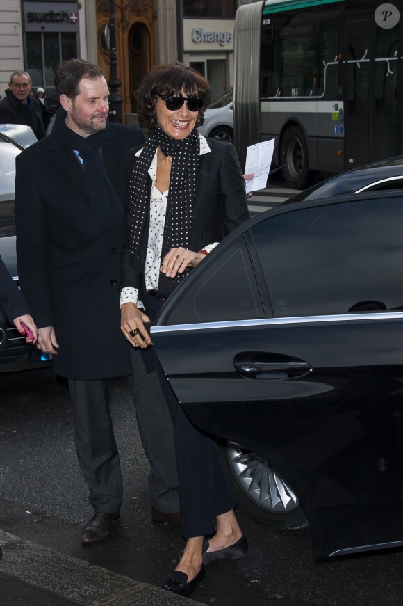 Inès de la Fressange arrive à l'Opéra National de Paris pour assister au défilé Stella McCartney. Paris, le 3 mars 2014.