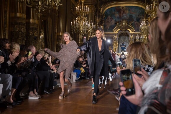 Cara Delevingne et Joan Smalls mènent le final du défilé Stella McCartney automne-hiver 2014-2015 à l'Opéra Garnier. Paris, le 3 mars 2014.