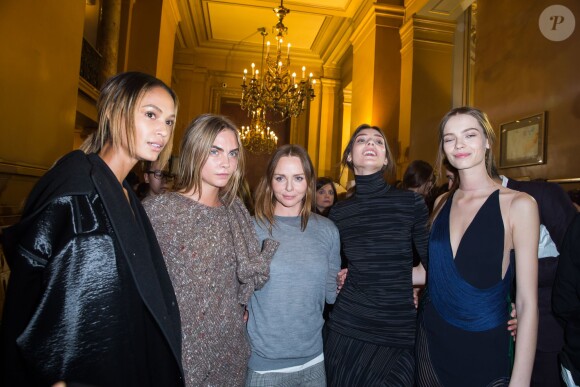 Joan Smalls, Cara Delevingne, Stella McCartney et les mannequins du défilé de la créatrice anglaise, à l'Opéra Garnier. Paris, le 3 mars 2014.