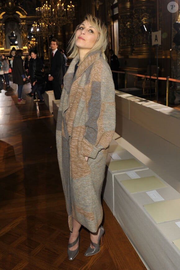 Noomi Rapace assiste au défilé Stella McCartney automne-hiver 2014-2015 à l'Opéra Garnier. Paris, le 3 mars 2014.