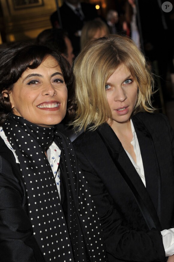 Inès de la Fressange et Clémence Poesy assistent au défilé Stella McCartney automne-hiver 2014-15 à l'Opéra de Paris. Paris, le 3 mars 2014.