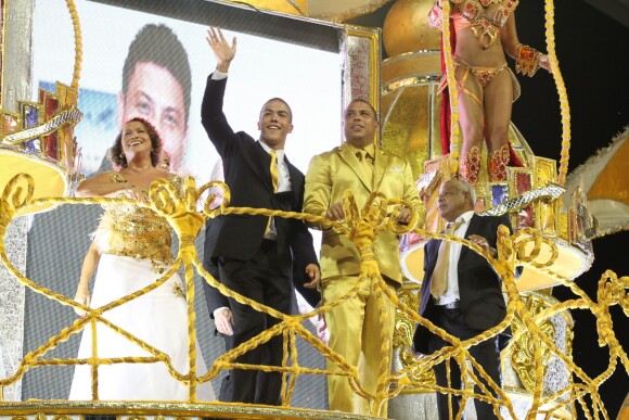 Ronaldo, ses parents Nélio et Sonia, sa fiancée Paula Morais et son fils sur un char à sa gloire au carnaval de São Paulo au Brésil le 1er mars 2014.
