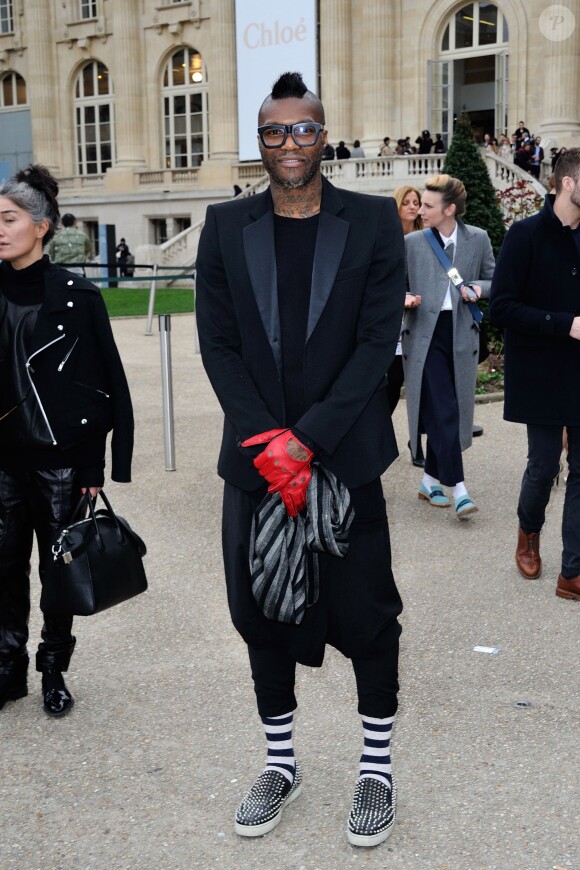 Le footballeur Djibril Cissé arrive au Grand Palais pour assister au défilé Chloé. Paris, le 2 mars 2014.