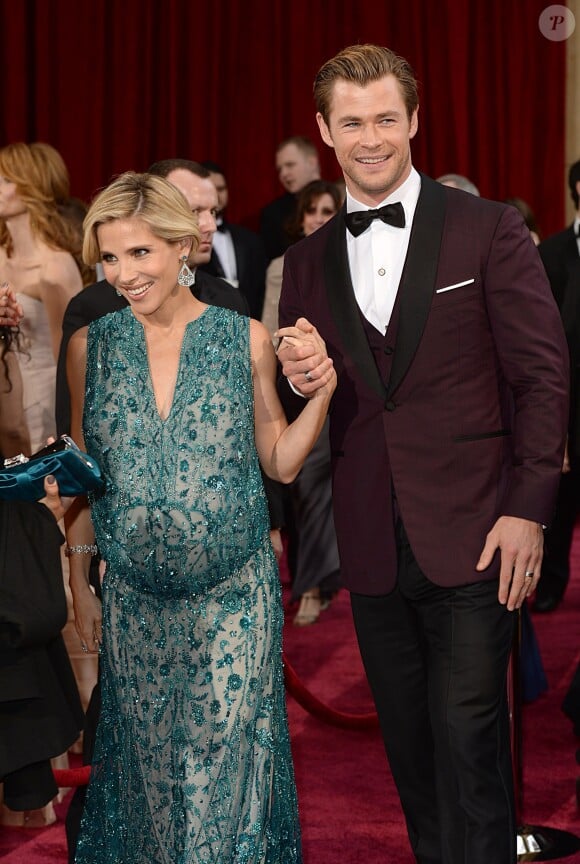 La sublime Elsa Pataky (dans une robe Elie Saab) enceinte et son mari Chris Hemsworth, lors de la 86e cérémonie des Oscars à Hollywood, le 2 mars 2014