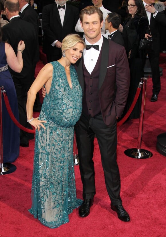 Elsa Pataky (dans une robe Elie Saab) enceinte et son mari Chris Hemsworth, lors de la 86e cérémonie des Oscars à Hollywood, le 2 mars 2014