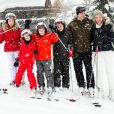 Le roi Philippe et la reine Mathilde de Belgique posent, en vacances à Verbier, avec leurs enfants Elisabeth, Gabriel, Emmanuel et Eléonore le 3 mars 2014