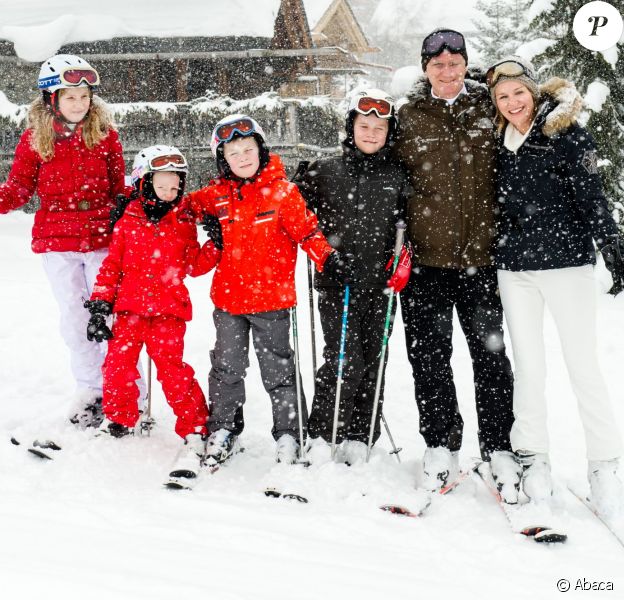 Le roi Philippe et la reine Mathilde de Belgique posent, en vacances à Verbier, avec leurs enfants Elisabeth, Gabriel, Emmanuel et Eléonore le 3 mars 2014