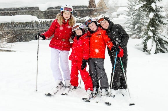 Les enfants du roi Philippe et de la reine Mathilde de Belgique, Elisabeth, Gabriel, Emmanuel et Eléonore, posent à Verbier le 3 mars 2014