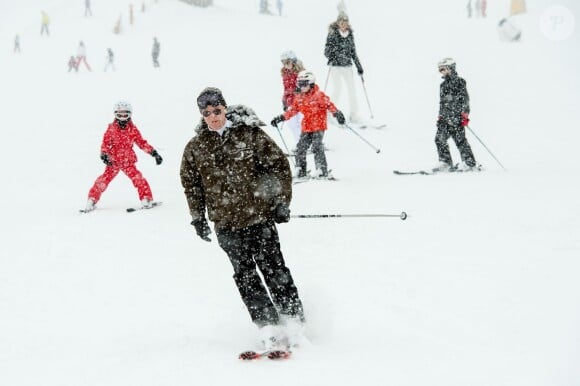 Photo des vacances du roi Philippe, en pleine descente, et de la reine Mathilde de Belgique aux sports d'hiver à Verbier avec leurs enfants Elisabeth, Gabriel, Emmanuel et Eléonore le 3 mars 2014