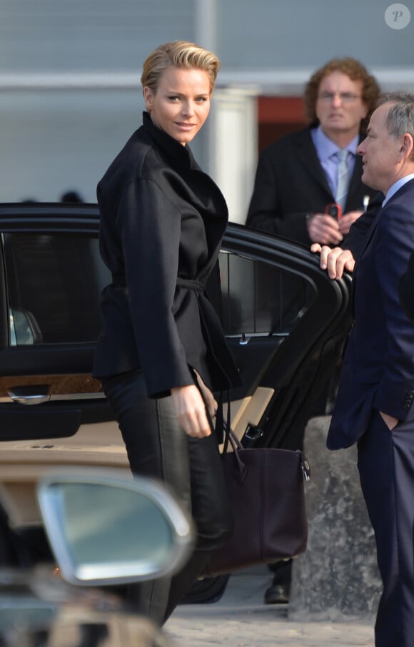 La princesse Charlene de Monaco arrive le 5 mars 2014 à la Cour carrée du Louvre pour le défilé Louis Vuitton, le premier signé Nicolas Ghesquière, lors de la Fashion Week prêt-à-porter automne-hiver 2014-2015 de Paris.