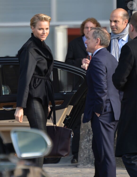 La princesse Charlene de Monaco arrivant le 5 mars 2014 à la Cour carrée du Louvre pour le défilé Louis Vuitton, le premier signé Nicolas Ghesquière, lors de la Fashion Week prêt-à-porter automne-hiver 2014-2015 de Paris.