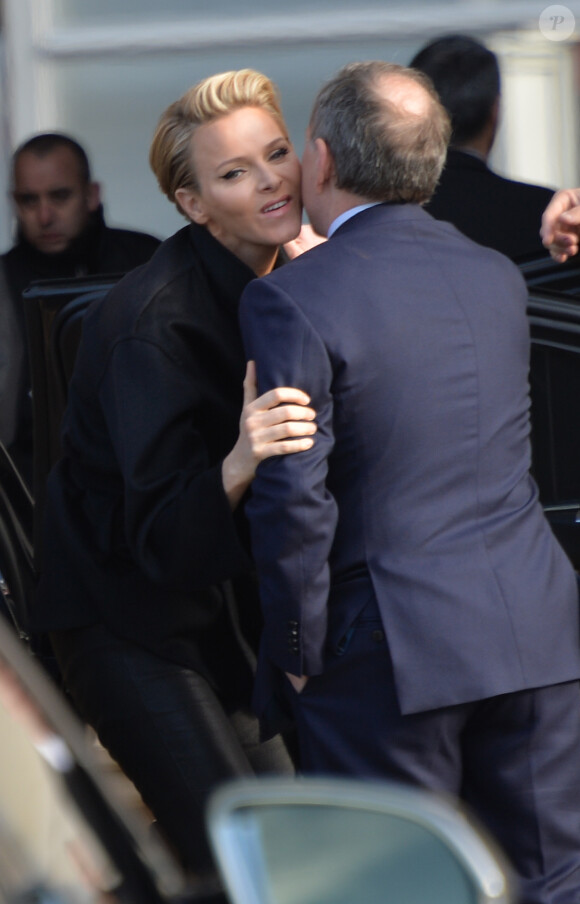 La princesse Charlene de Monaco à son arrivée le 5 mars 2014 à la Cour carrée du Louvre pour le défilé Louis Vuitton, le premier signé Nicolas Ghesquière, lors de la Fashion Week prêt-à-porter automne-hiver 2014-2015 de Paris.