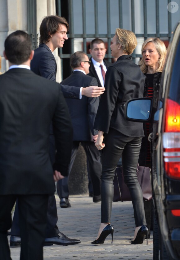 Alexandre Arnault et la princesse Charlene de Monaco lors des arrivées le 5 mars 2014 à la Cour carrée du Louvre pour le défilé Louis Vuitton, le premier signé Nicolas Ghesquière, lors de la Fashion Week prêt-à-porter automne-hiver 2014-2015 de Paris.