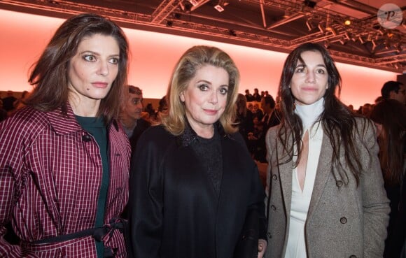 Chiara Mastroianni, Catherine Deneuve et Charlotte Gainsbourg le 5 mars 2014 au Louvre pour le défilé Louis Vuitton, le premier signé Nicolas Ghesquière, lors de la Fashion Week prêt-à-porter automne-hiver 2014-2015 de Paris.