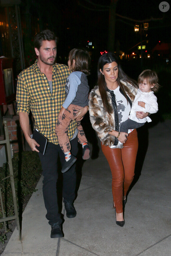 Scott Disick, Kourtney Kardashian et leurs deux enfants Mason et Penelope à Calabasas, Lle 4 mars 2014.