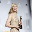 Cate Blanchett et son Oscar de la meilleure actrice pour "Blue Jasmine" dans la pressroom des Oscars le 2 mars 2014 à Los Angeles