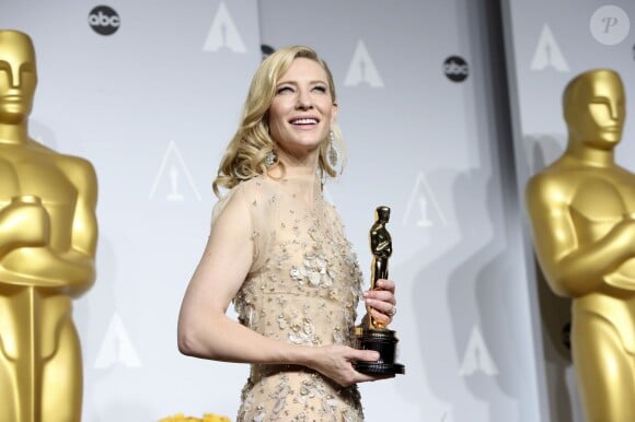 Cate Blanchett et son Oscar de la meilleure actrice pour "Blue Jasmine" dans la pressroom des Oscars le 2 mars 2014 à Los Angeles