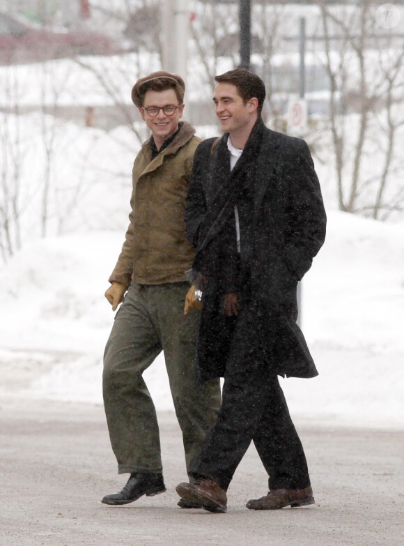 Robert Pattinson et Dane DeHaan complices sur le tournage du film "LIFE" à Toronto, le 4 mars 2014.