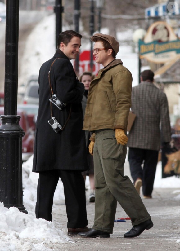 Robert Pattinson et Dane DeHaan complices sur le tournage du film "LIFE" à Toronto, le 4 mars 2014.