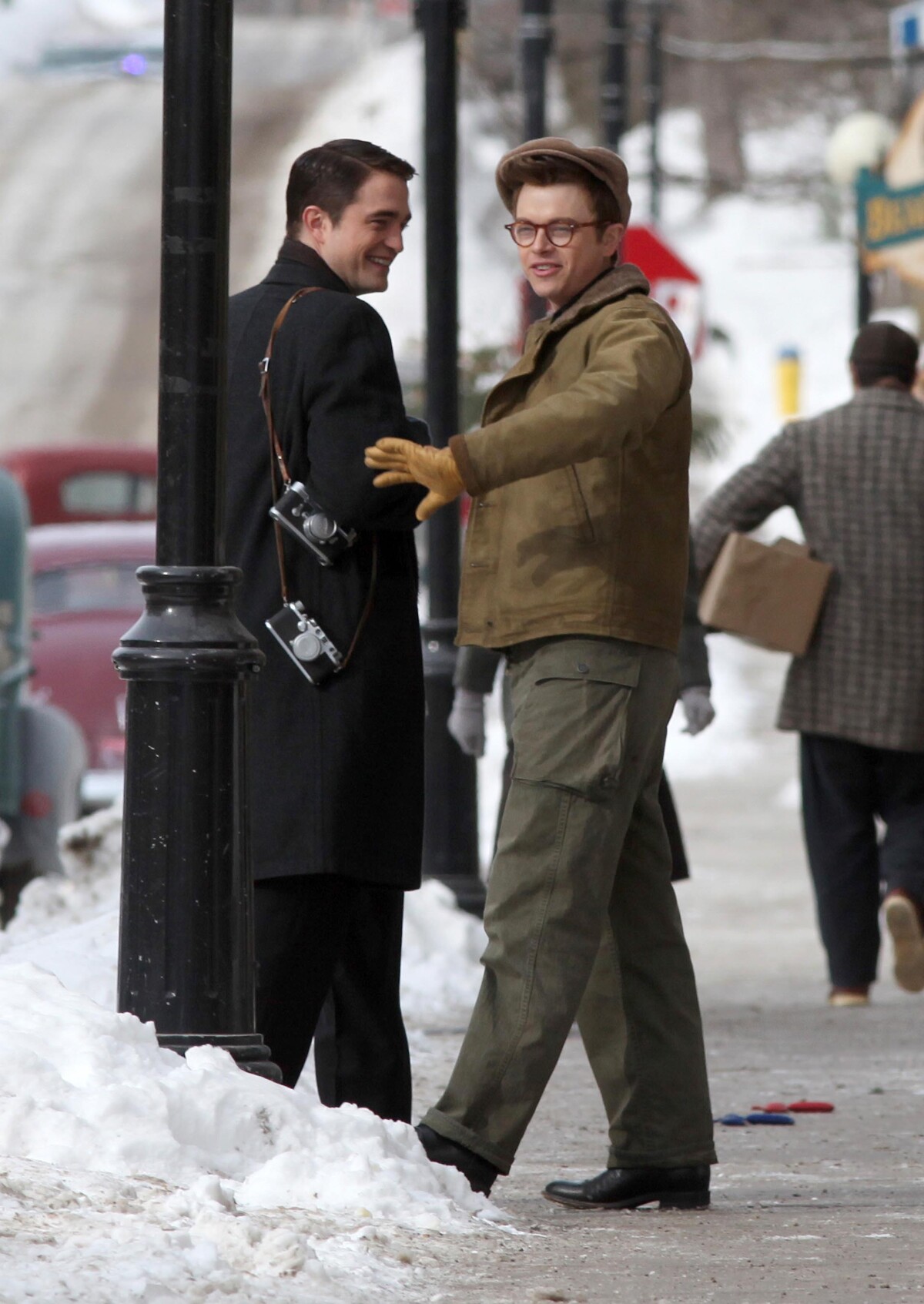 Photo : Robert Pattinson et Dane DeHaan complices sur le tournage du ...