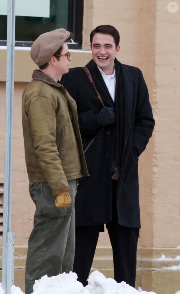 Robert Pattinson et Dane DeHaan hilares sur le tournage du film "LIFE" à Toronto, le 4 mars 2014.