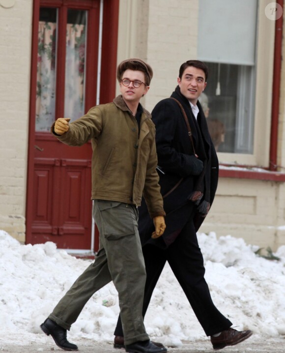 Robert Pattinson et Dane DeHaan complices sur le tournage du film "LIFE" à Toronto, le 4 mars 2014.