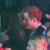 Le prince Harry et Cressida Bonas dans les bras l'un de l'autre à Wembley le 7 mars 2014 lors de l'événement We Day UK organisé par l'association Free the Children.