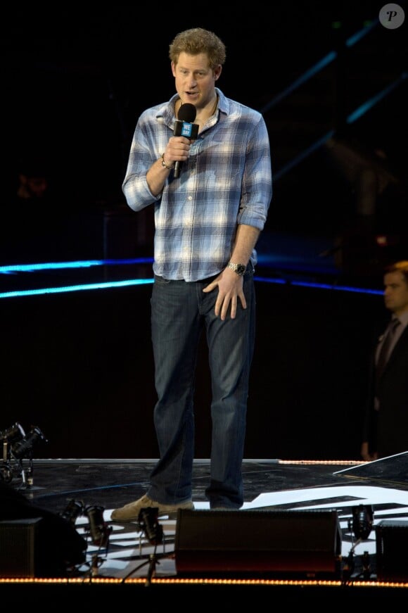 Le prince Harry sur scène à Wembley le 7 mars 2014 en ouverture de l'événement We Day UK organisé par l'association Free the Children.