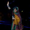 Malala Yousafzai transmettant sa force aux jeunes Britanniques présents à Wembley le 7 mars 2014 lors de l'événement We Day UK organisé par l'association Free the Children.