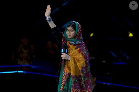 Malala Yousafzai transmettant sa force aux jeunes Britanniques présents à Wembley le 7 mars 2014 lors de l'événement We Day UK organisé par l'association Free the Children.