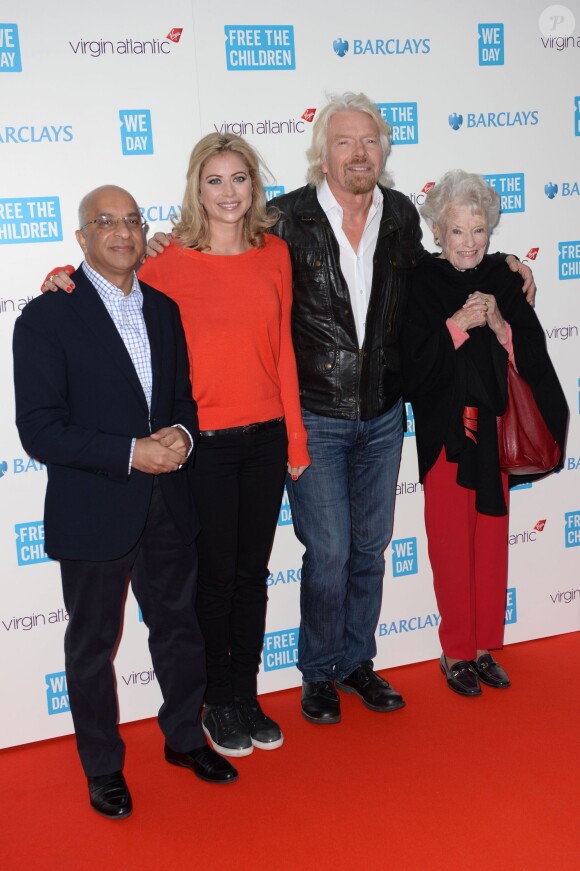Holly Branson, Richard Branson et sa mère posant à leur arrivée à Wembley le 7 mars 2014 lors de l'événement We Day UK organisé par l'association Free the Children.