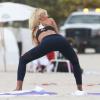 Victoria Silvstedt en pleine séance de yoga à Miami, le 6 mars 2014.