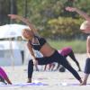 Victoria Silvstedt en pleine séance de yoga sur la plage à Miami, le 6 mars 2014.