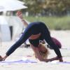 Victoria Silvstedt en pleine séance de yoga sur la plage à Miami, le 6 mars 2014.